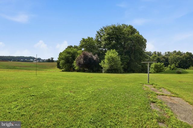 1213 S LAKE RD, Spring Grove, PA 17362