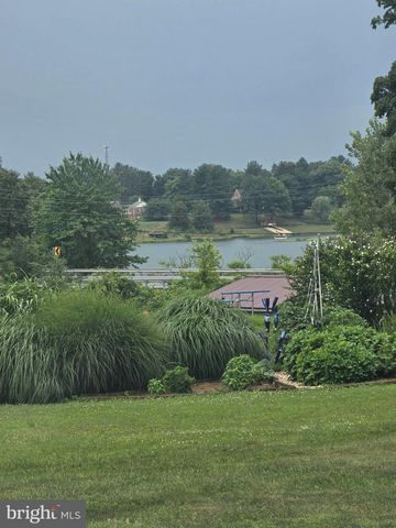 1213 S LAKE RD, Spring Grove, PA 17362