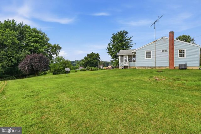 1213 S LAKE RD, Spring Grove, PA 17362
