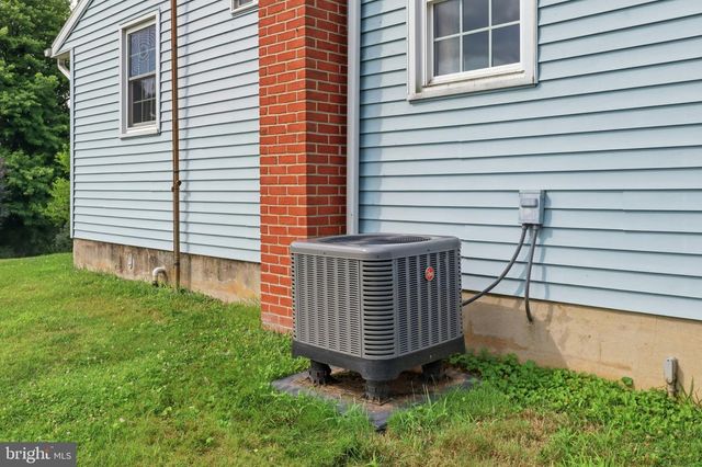1213 S LAKE RD, Spring Grove, PA 17362