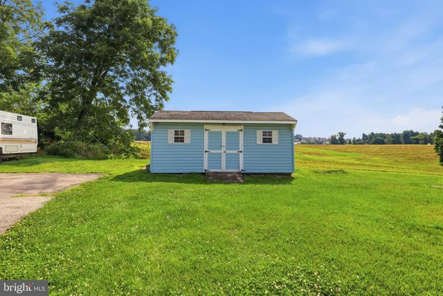 1213 S LAKE RD, Spring Grove, PA 17362