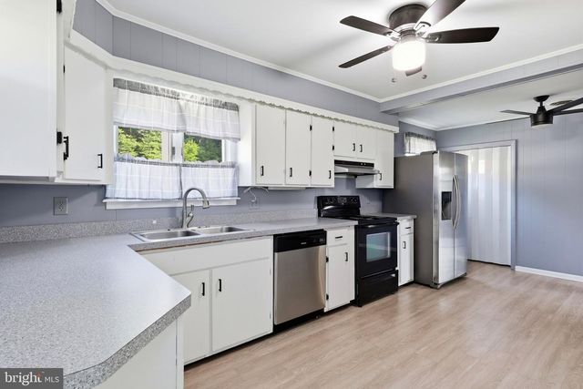 1213 S LAKE RD, Spring Grove, PA 17362