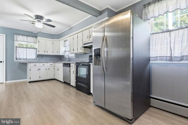 1213 S LAKE RD, Spring Grove, PA 17362