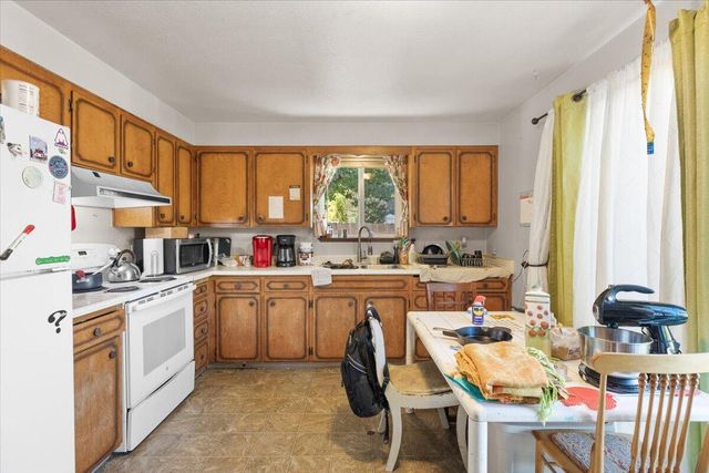 947 Murray Avenue, Medford, OR 97501