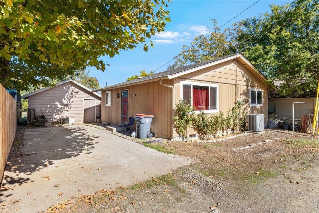 947 Murray Avenue, Medford, OR 97501