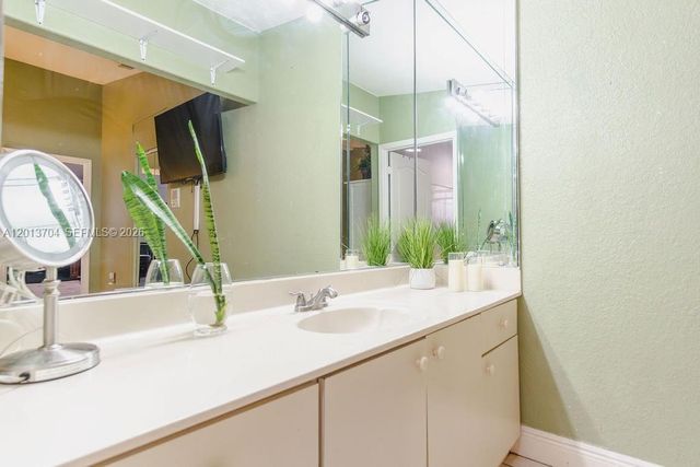 7411 W 33rd Ave, Hialeah, FL 33018