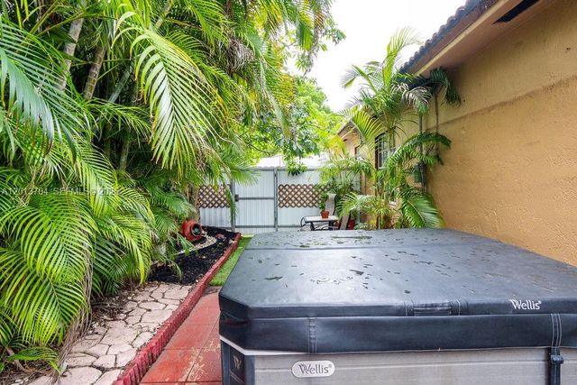 7411 W 33rd Ave, Hialeah, FL 33018