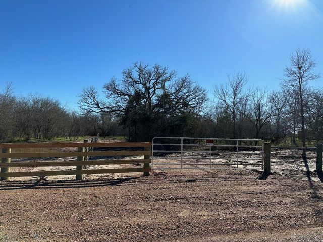 8307 Jeddo RD, Waelder, TX 78959