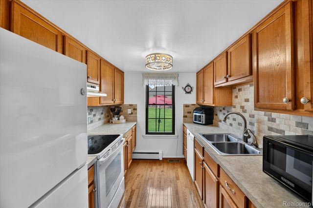 10044 Arlington Circle 145, Green Oak Township, MI 48178