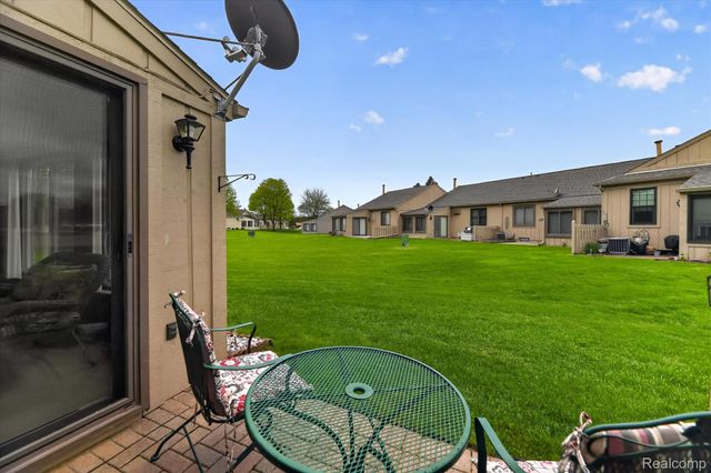 10044 Arlington Circle 145, Green Oak Township, MI 48178