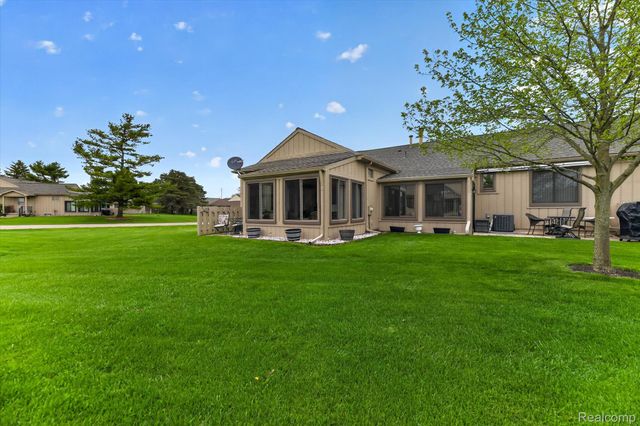 10044 Arlington Circle 145, Green Oak Township, MI 48178