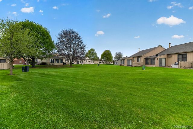 10044 Arlington Circle 145, Green Oak Township, MI 48178