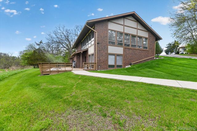 10044 Arlington Circle 145, Green Oak Township, MI 48178