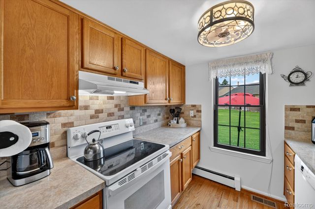 10044 Arlington Circle 145, Green Oak Township, MI 48178