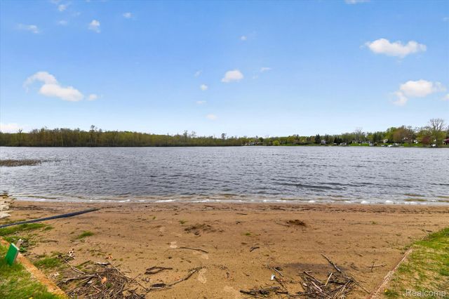 10044 Arlington Circle 145, Green Oak Township, MI 48178