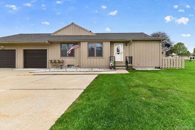10044 Arlington Circle 145, Green Oak Township, MI 48178