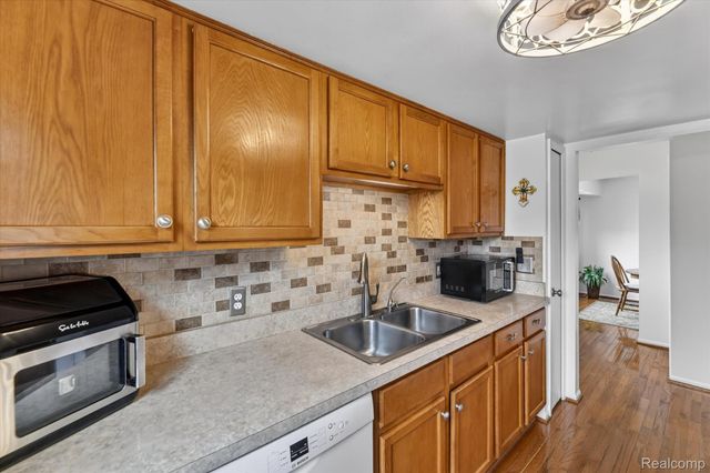 10044 Arlington Circle 145, Green Oak Township, MI 48178