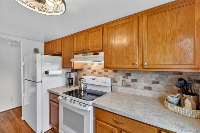 10044 Arlington Circle 145, Green Oak Township, MI 48178