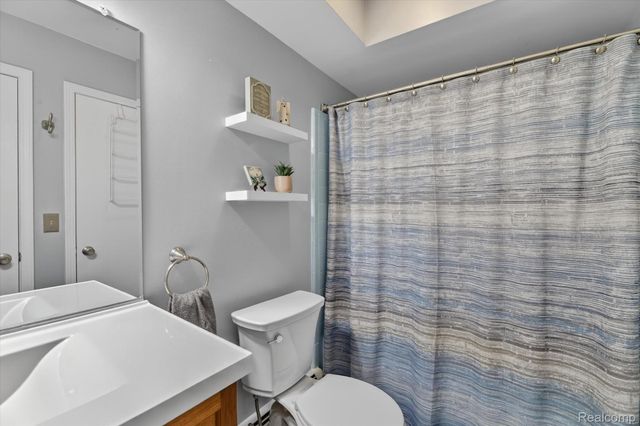 10044 Arlington Circle 145, Green Oak Township, MI 48178