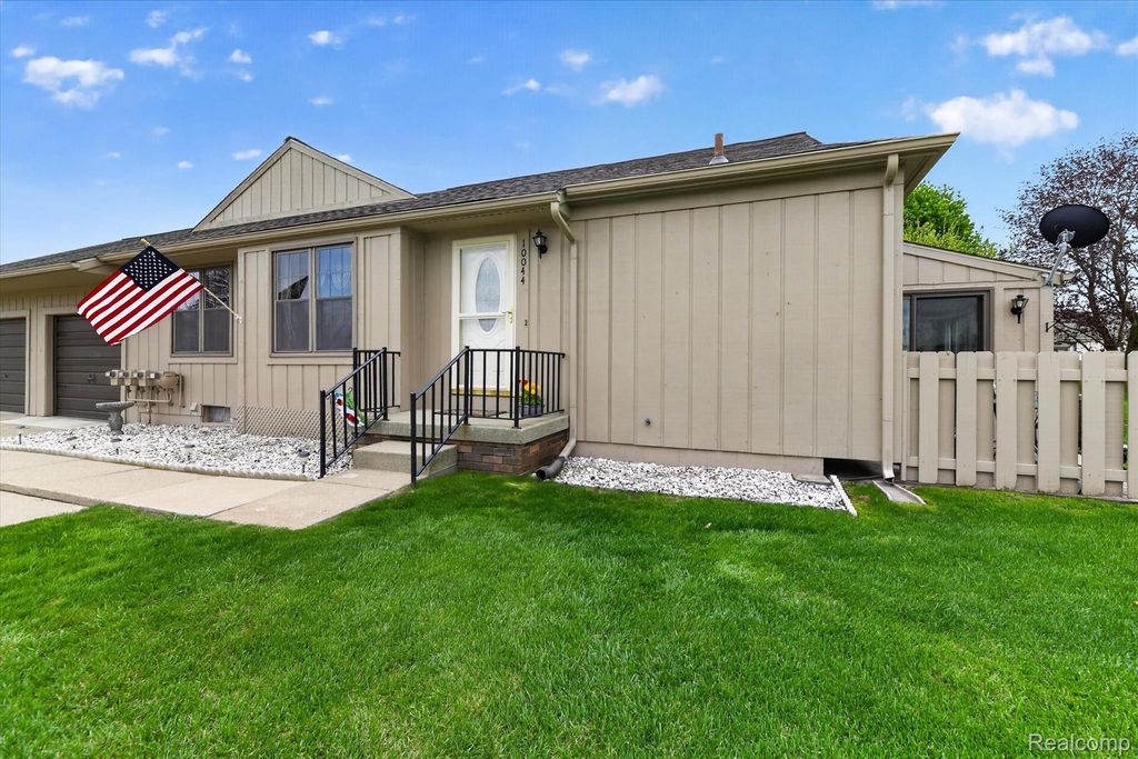 10044 Arlington Circle 145, Green Oak Township, MI 48178