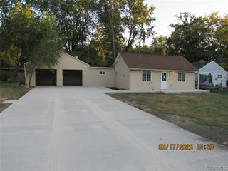 121 W Columbia Avenue, Pontiac, MI 48340