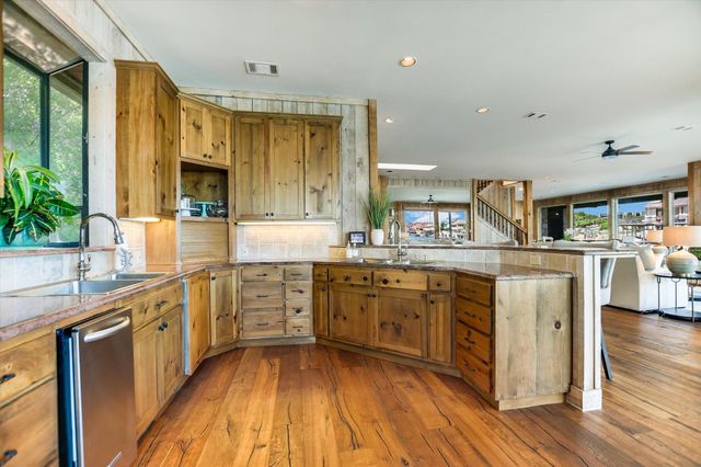 102 Bunny Run, Horseshoe Bay, TX 78657