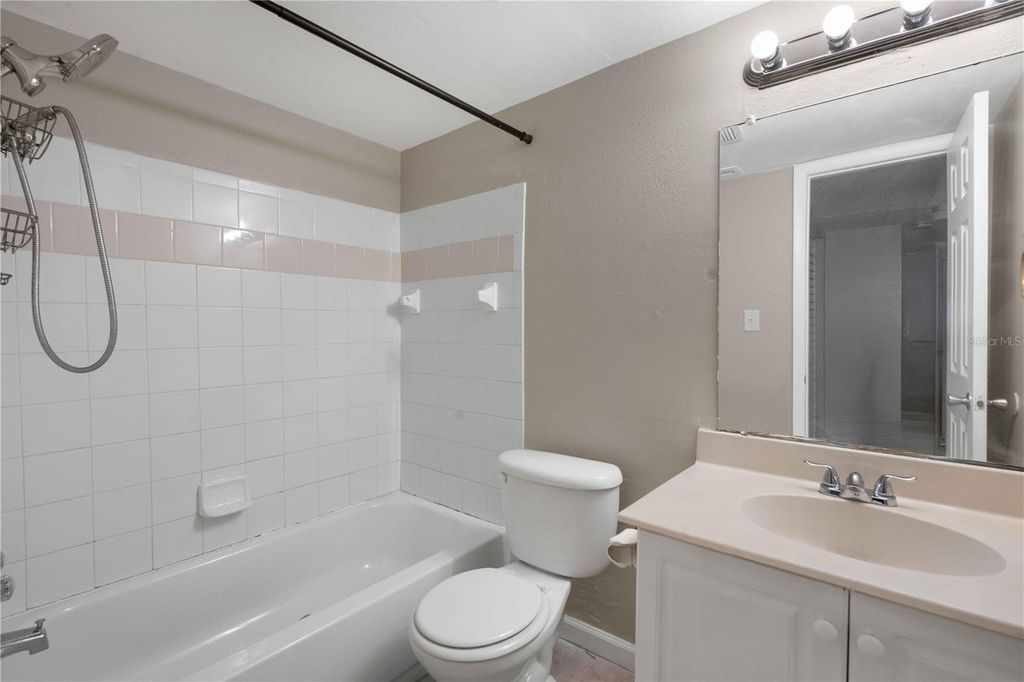 Image 9 of property listing at 204 PINE TULIP COURT 201, Tampa, FL 33612