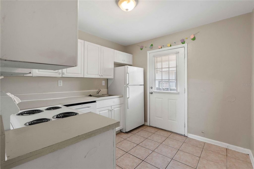 Image 10 of property listing at 204 PINE TULIP COURT 201, Tampa, FL 33612