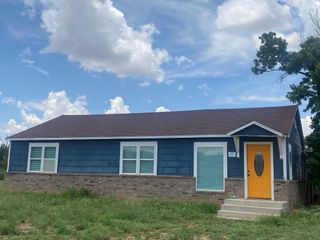 207 E 5th Street, Sundown, TX 79372