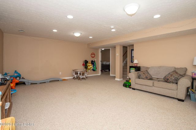 6709 Cassidy Cir, Louisville, KY 40229