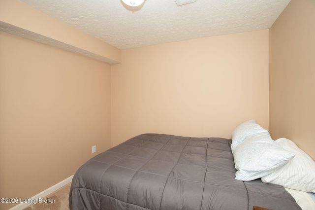 6709 Cassidy Cir, Louisville, KY 40229