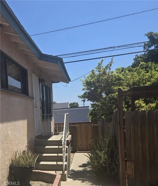 3652 E 17th St, Long Beach, CA 90804