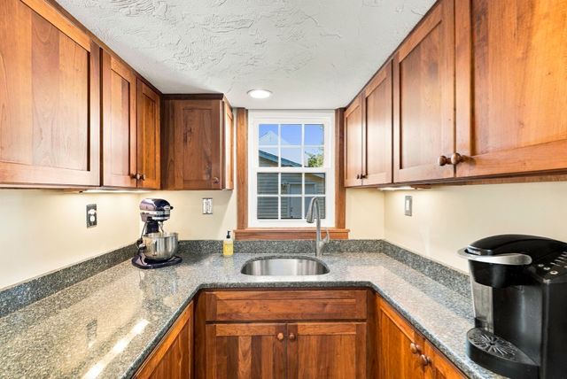 164 Central St, Auburn, MA 01501