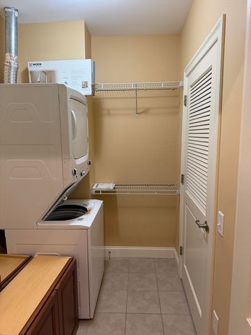 2 Harvest Dr 209, North Andover, MA 01845