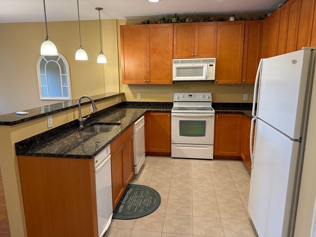 2 Harvest Dr 209, North Andover, MA 01845