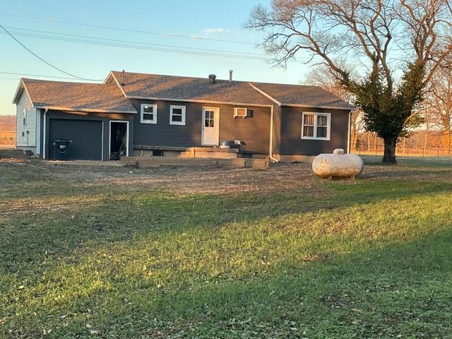 848 Highway 32, Bolivar, MO 65613