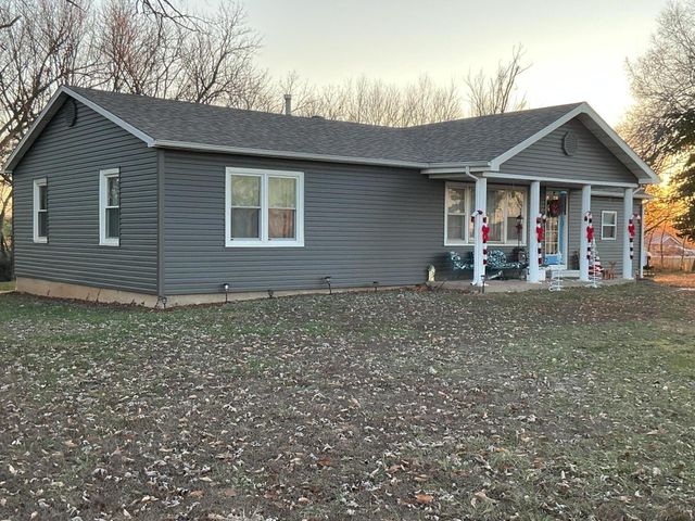 848 Highway 32, Bolivar, MO 65613