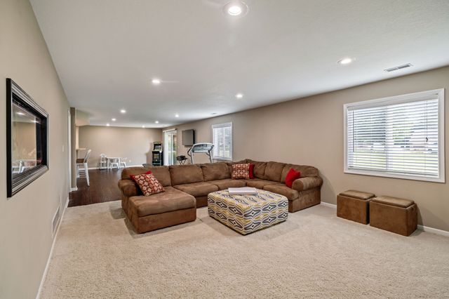 4929 Richmond Avenue, Des Moines, IA 50317