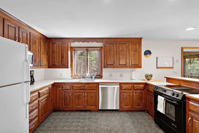 212 Taylor Rd, Stow, MA 01775