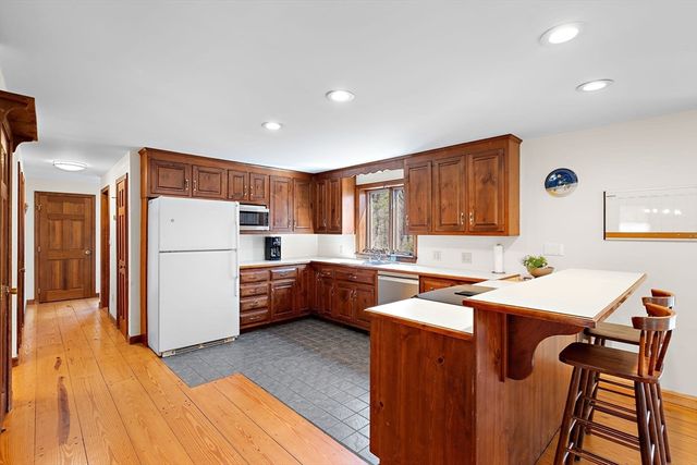 212 Taylor Rd, Stow, MA 01775