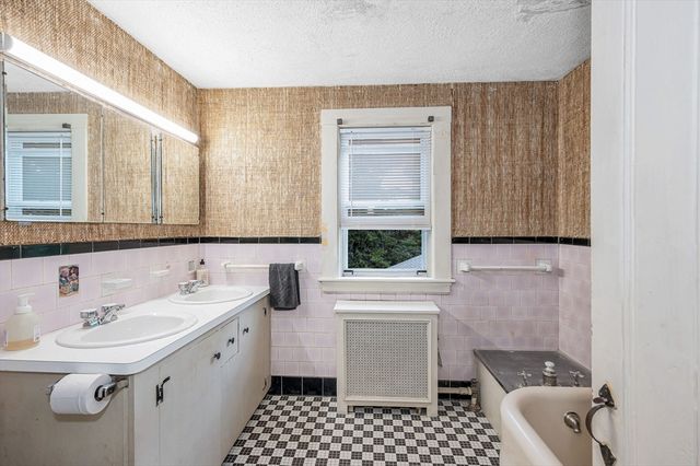 39 Holman Rd, Newton, MA 02466