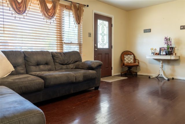 1010 Mcclendon Street, Irving, TX 75061