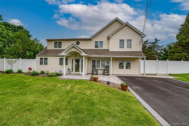 4 Country Greens Drive, Holtsville, NY 11742