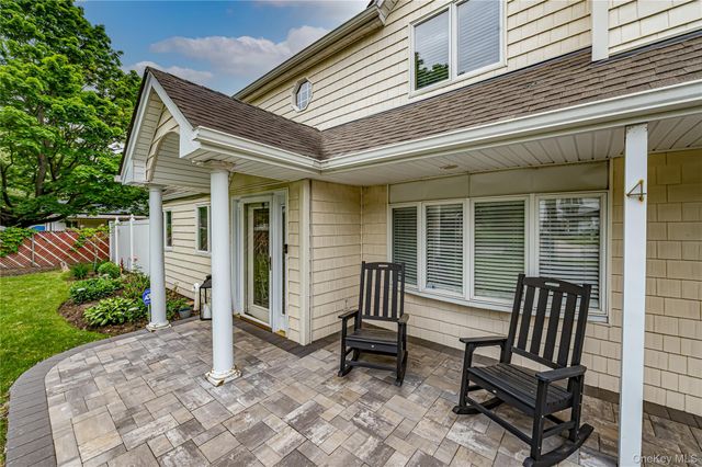 4 Country Greens Drive, Holtsville, NY 11742
