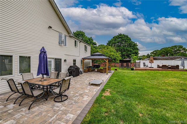 4 Country Greens Drive, Holtsville, NY 11742