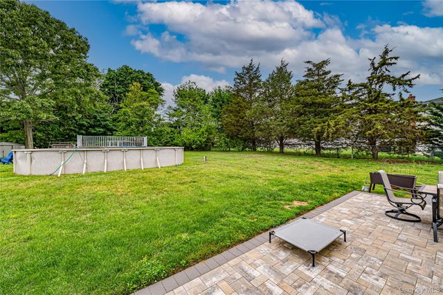 4 Country Greens Drive, Holtsville, NY 11742