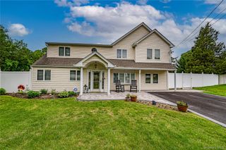 4 Country Greens Drive, Holtsville, NY 11742