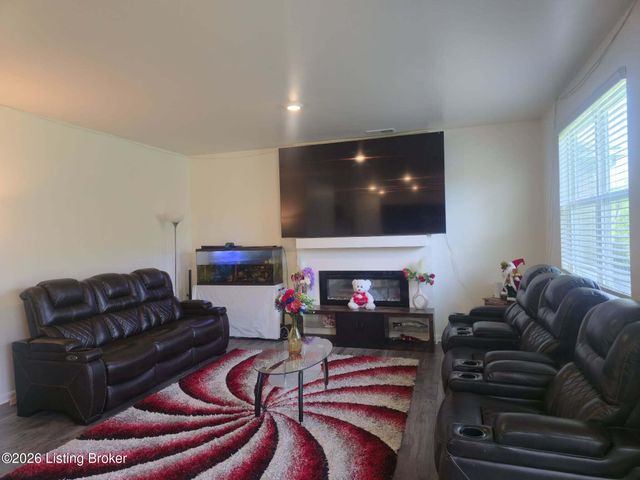 8017 Cedar Meadows Ln, Louisville, KY 40229