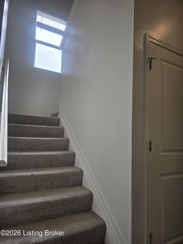 8017 Cedar Meadows Ln, Louisville, KY 40229