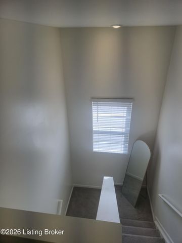 8017 Cedar Meadows Ln, Louisville, KY 40229